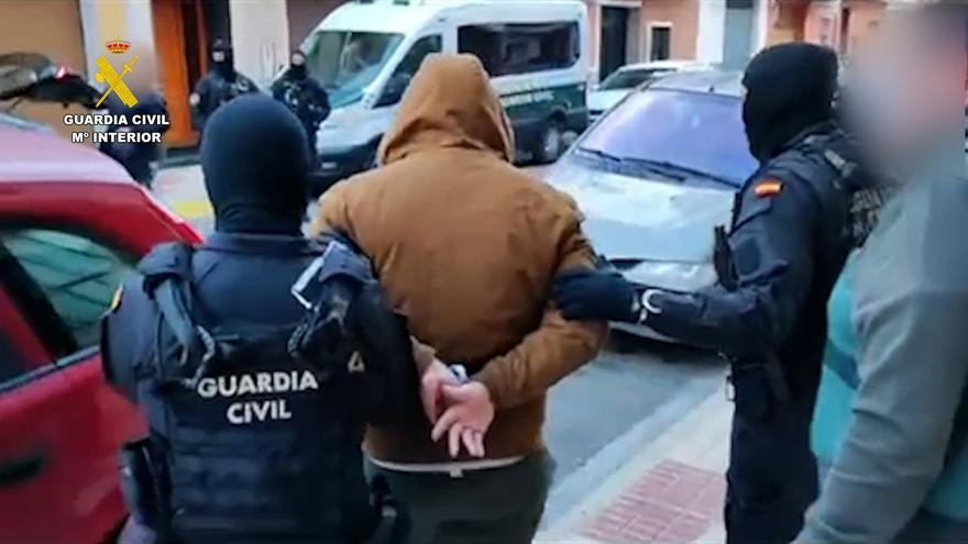 Cinco detenidos por introducir en Algeciras 150 kilos de cocaína en fondos de muebles desde Sudamérica.