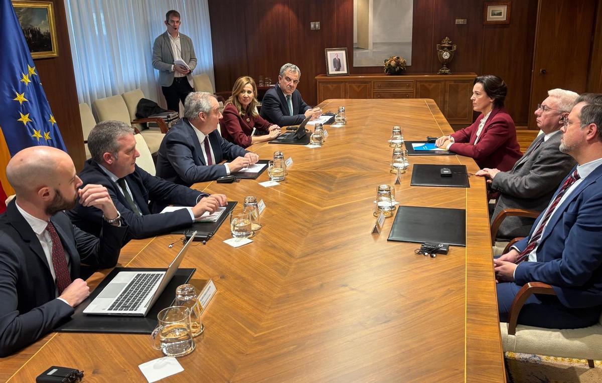 La reunión del ministro Herteu con los consejeros López Aragón y Vázquez junto a los representantes de la dirección de Sabic se celebró este jueves en Cartagena.