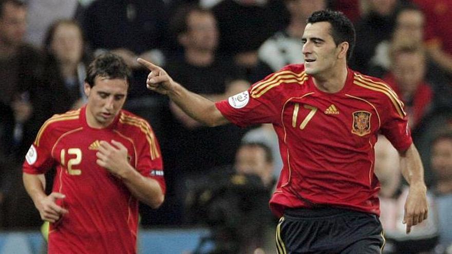 Güiza celebra junto a Cazorla el segundo gol de España, que  se enfrenta a Italia el domingo tras ganar sus tres partidos.