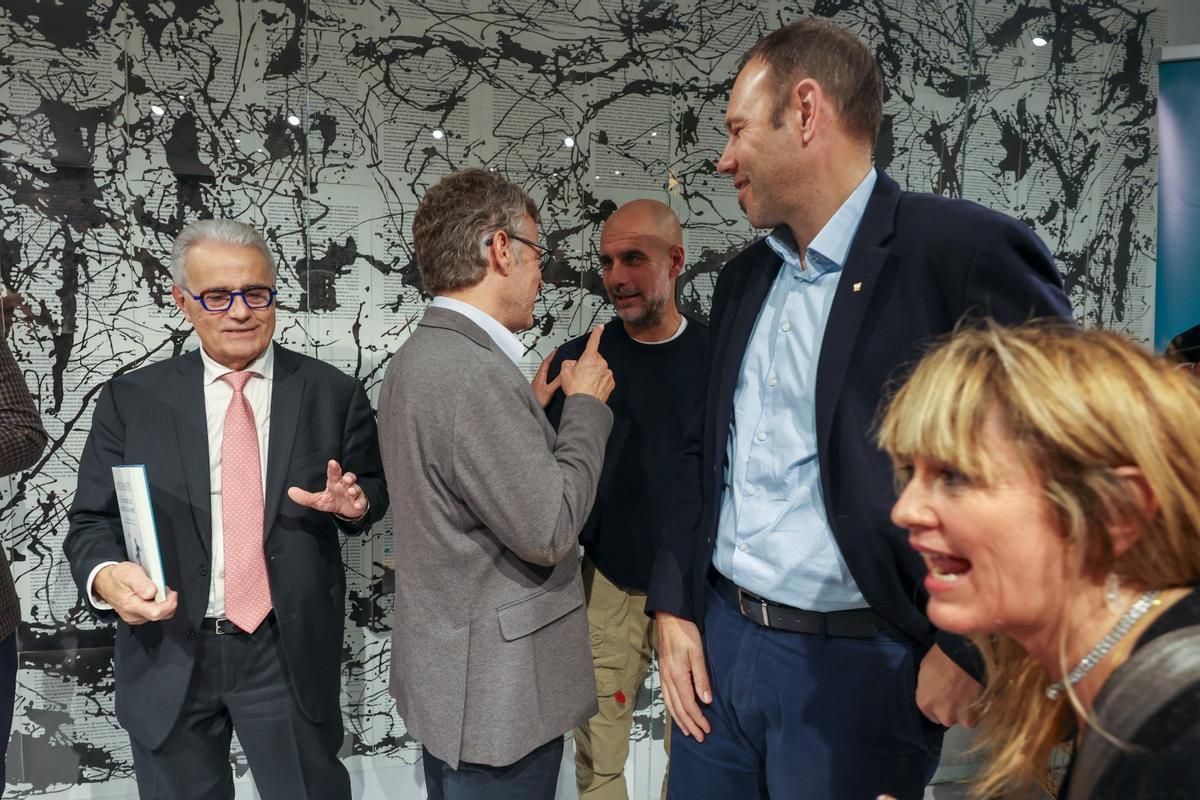 Joan Vehils, director de SPORT, habla con Pep Guardiola