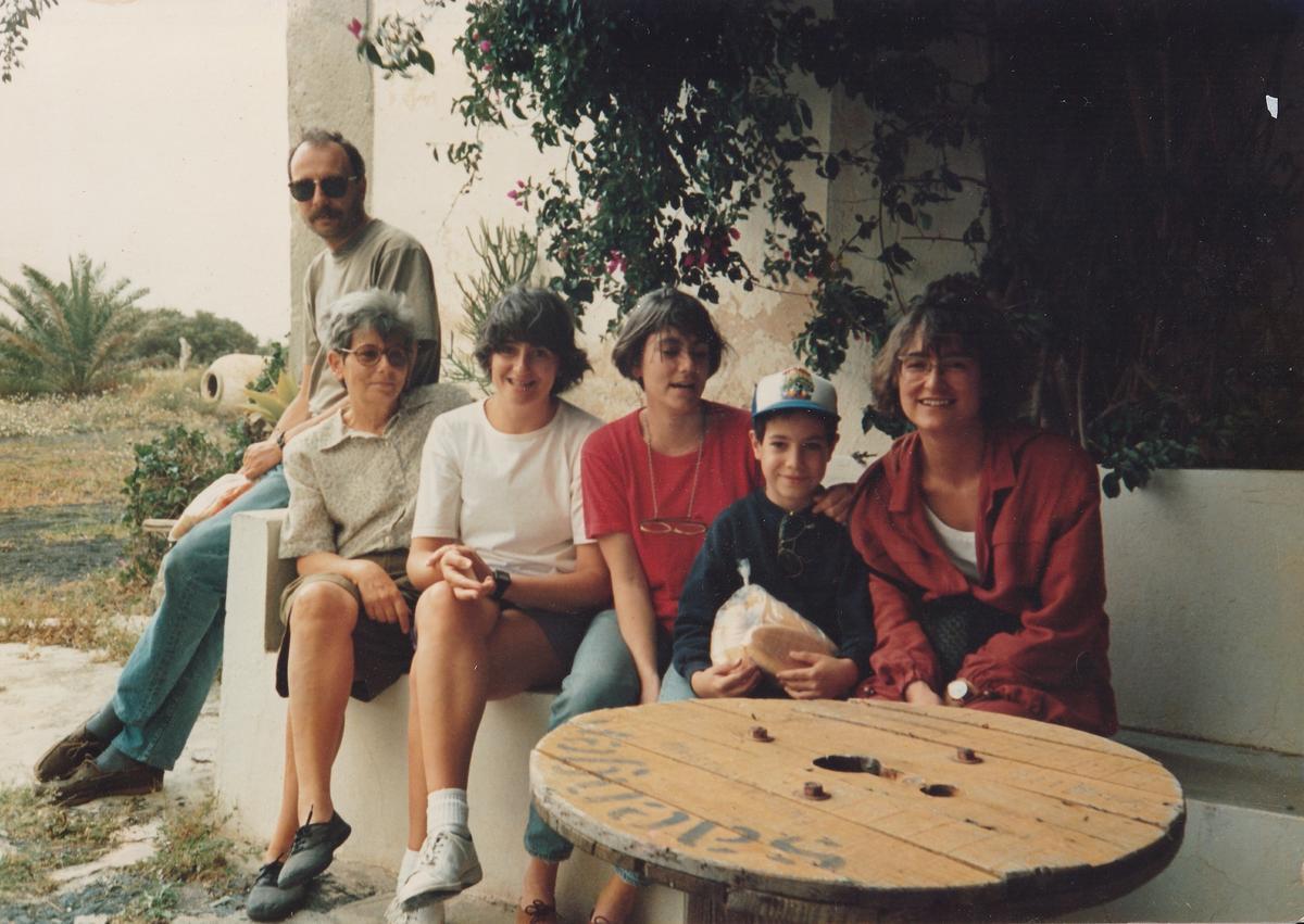 Beatriz Marsá Fajardo con sus hijos y su nieto en 1992, en Lanzarote.