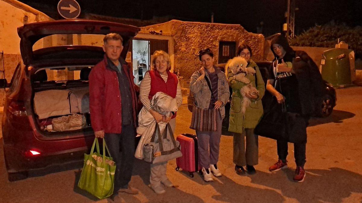Los cinco miembros de la familia ucraniana, a su llegada anoche a Cartagena