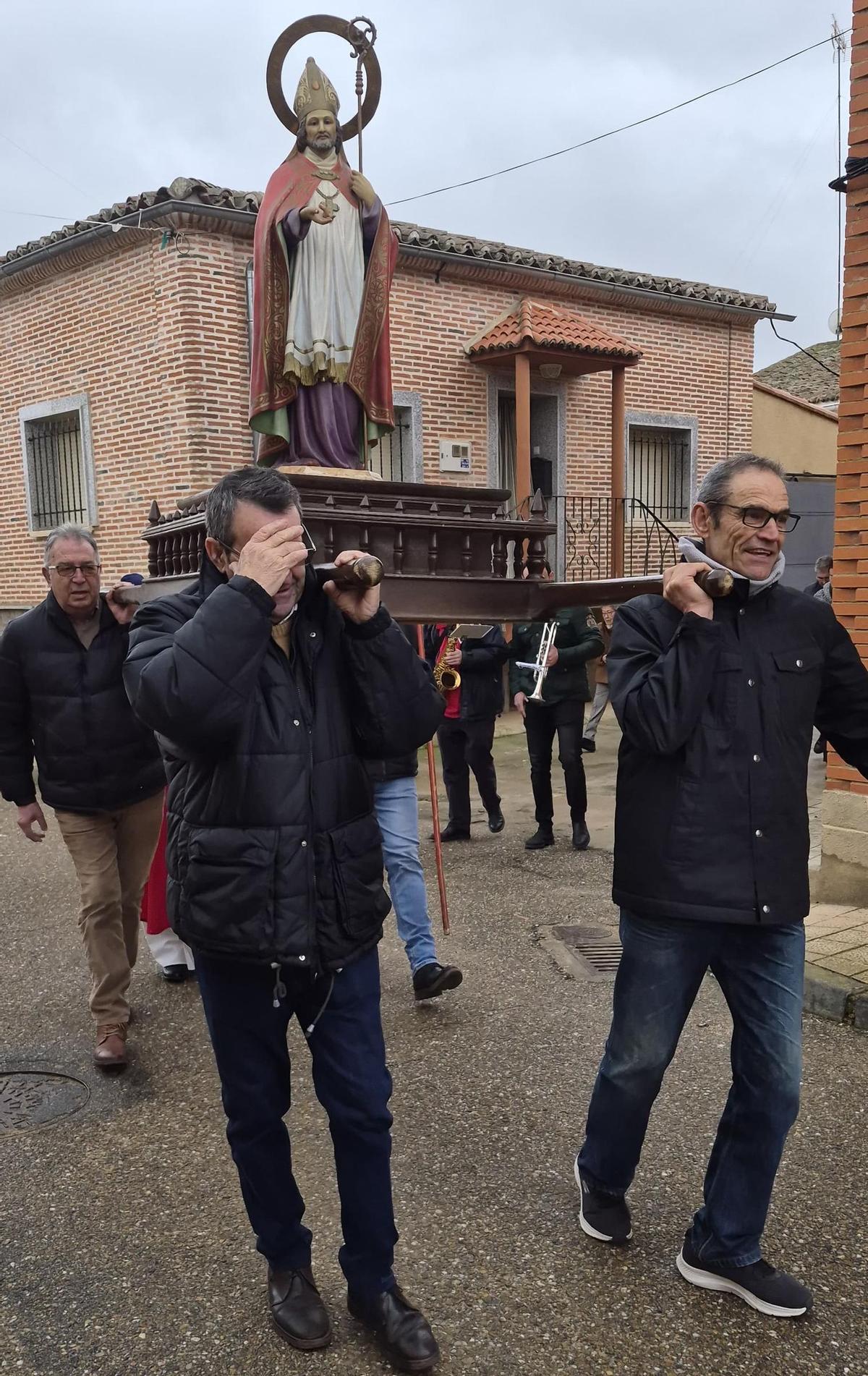 Vecinos portan a hombros la imagen de San Blas en Vadillo de la Guareña