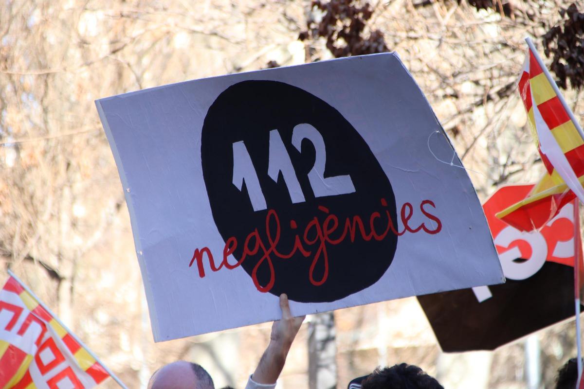 Cartell que denuncia les negligències derivades de la gestió del 112
