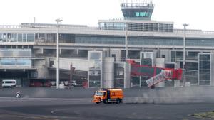 El núvol de cendra obliga a suspendre els vols a l’aeroport de La Palma