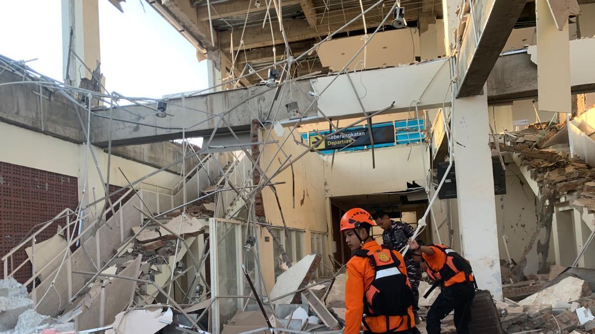 Equipos de rescate operan en la isla de Flores, Indonesia, tras el terremoto de 7,7