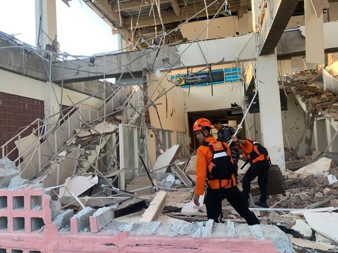 Aumentan a 53 los muertos por el seísmo de magnitud 7,7 en la isla indonesia de Flores