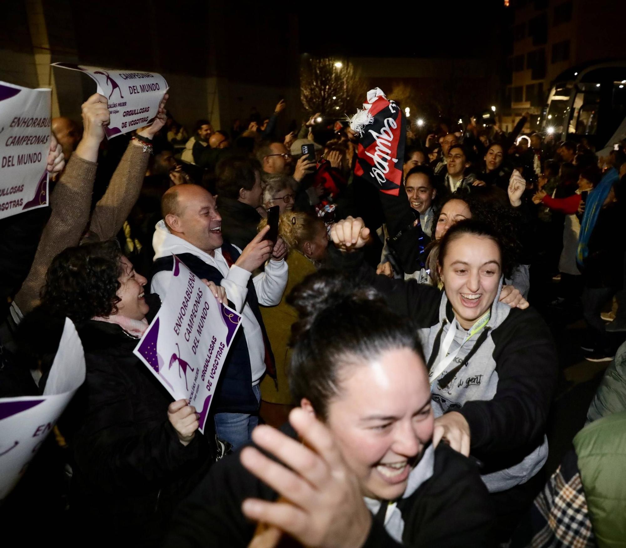 Así fue la llegada del Telecable Gijón tras ganar la Intercontinental de hockey sobre patines: "¡Enhorabuena campeonas del mundo!"