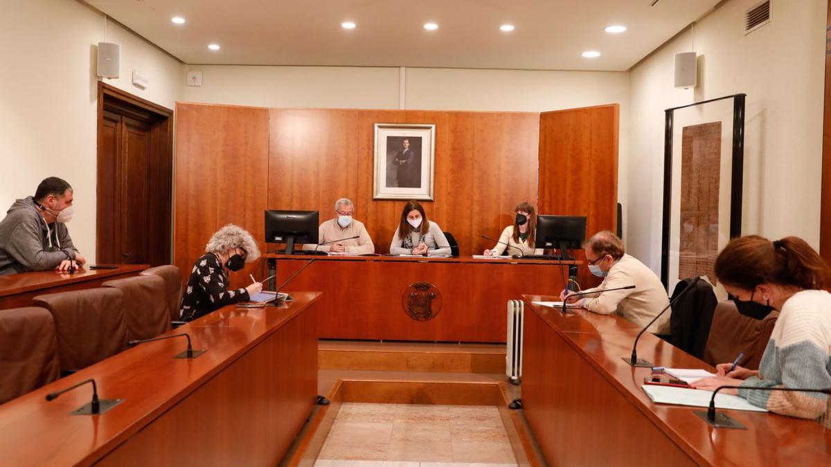 Un momento de la reunión del consejo escolar municipal, presidida por Nuria Delmiro. | Mara Villamuza