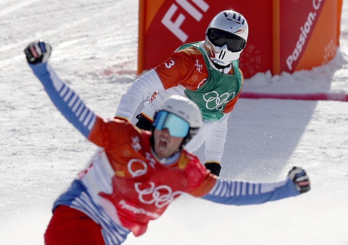 Bongpyeong-myeon (Korea, Republic Of), 15/02/2018.- Pierre Vaultier (front) of France and Regino Hernandez of Spain celebrate after placing 1st and 3rd respectively in the Men’s Snowboard Cross SBX final at the Bokwang Phoenix Park during the PyeongChang 2018 Olympic Games, South Korea, 15 February 2018. (España, Fénix, Corea del Sur, Francia) EFE/EPA/SERGEI ILNITSKY