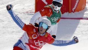 Bongpyeong-myeon (Korea, Republic Of), 15/02/2018.- Pierre Vaultier (front) of France and Regino Hernandez of Spain celebrate after placing 1st and 3rd respectively in the Men’s Snowboard Cross SBX final at the Bokwang Phoenix Park during the PyeongChang 2018 Olympic Games, South Korea, 15 February 2018. (España, Fénix, Corea del Sur, Francia) EFE/EPA/SERGEI ILNITSKY