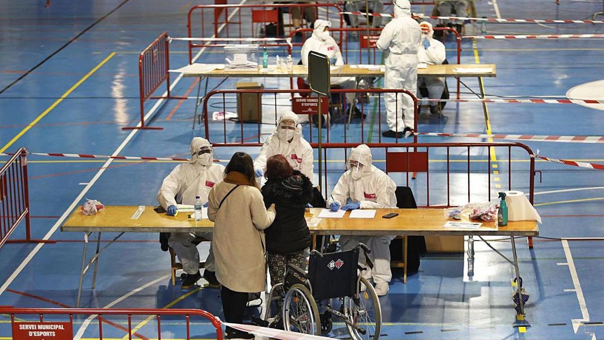 Les eleccions han estat condicionades per la COVID, com es veu en aquesta foto de Girona.