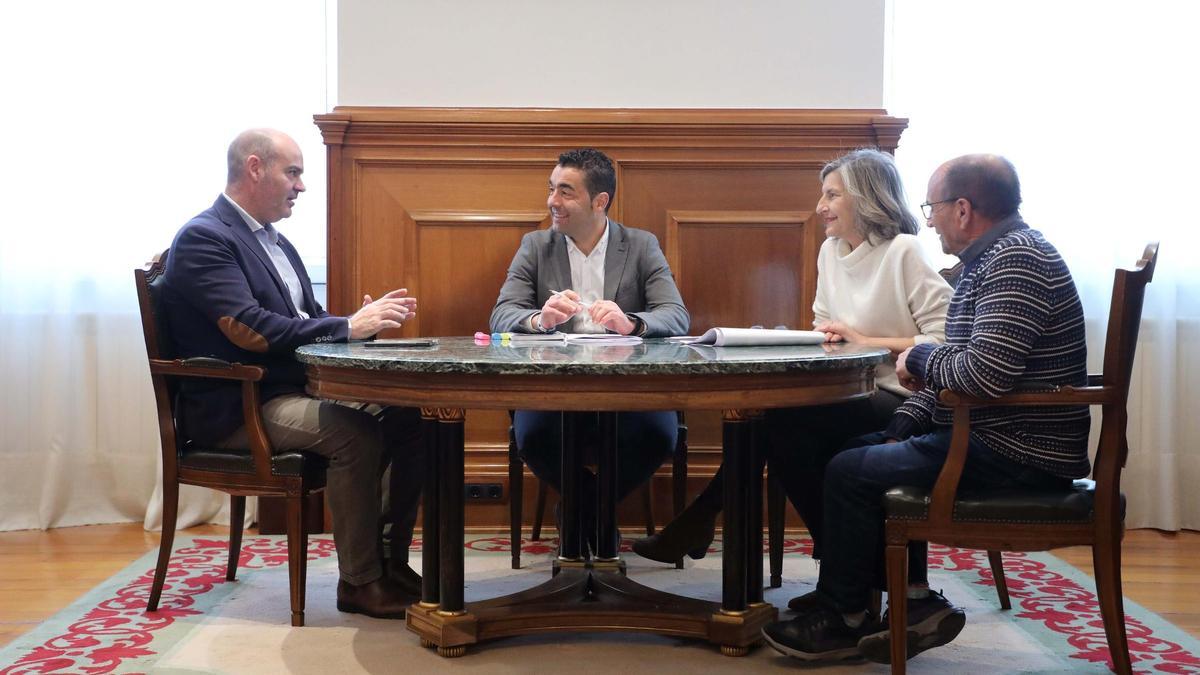 De izq. a dcha.: Félix Juncal; Luis López; la diputada de Infraestruturas, Belén Cachafeiro; y el concejal de Vías Públicas de Bueu, Celso Dopazo.