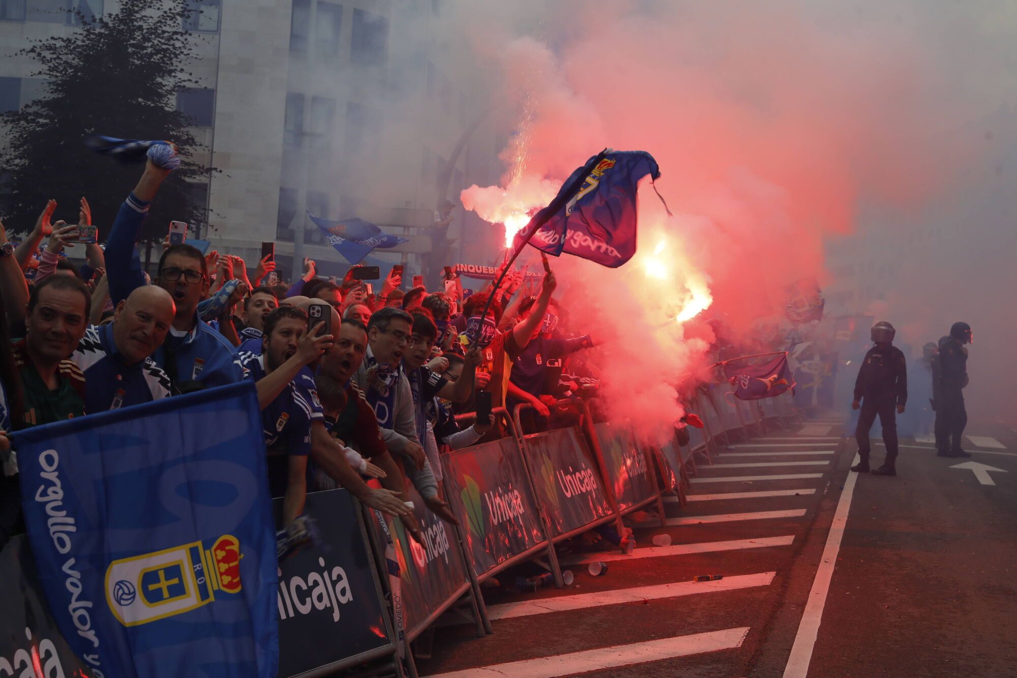 Así fue el recibimiento de la afición al Real Oviedo y toda la previa del último partido de la temporada