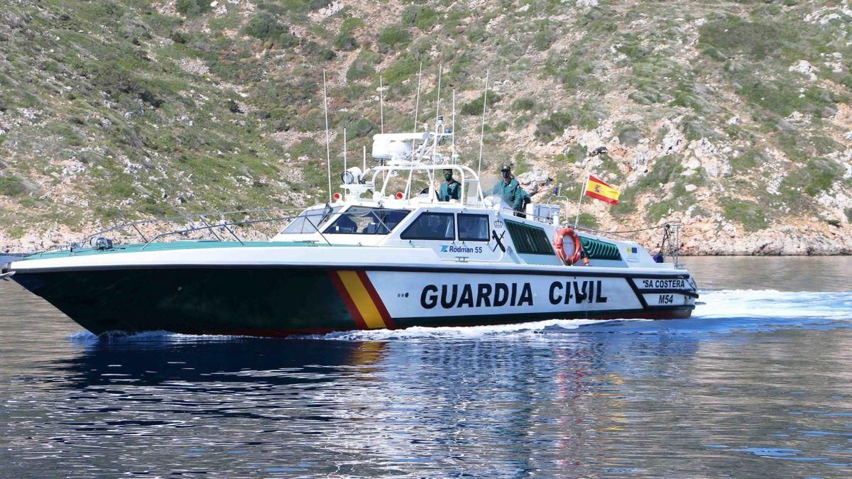 Una lancha de la Guardia Civil rescató a los cinco tripulantes.