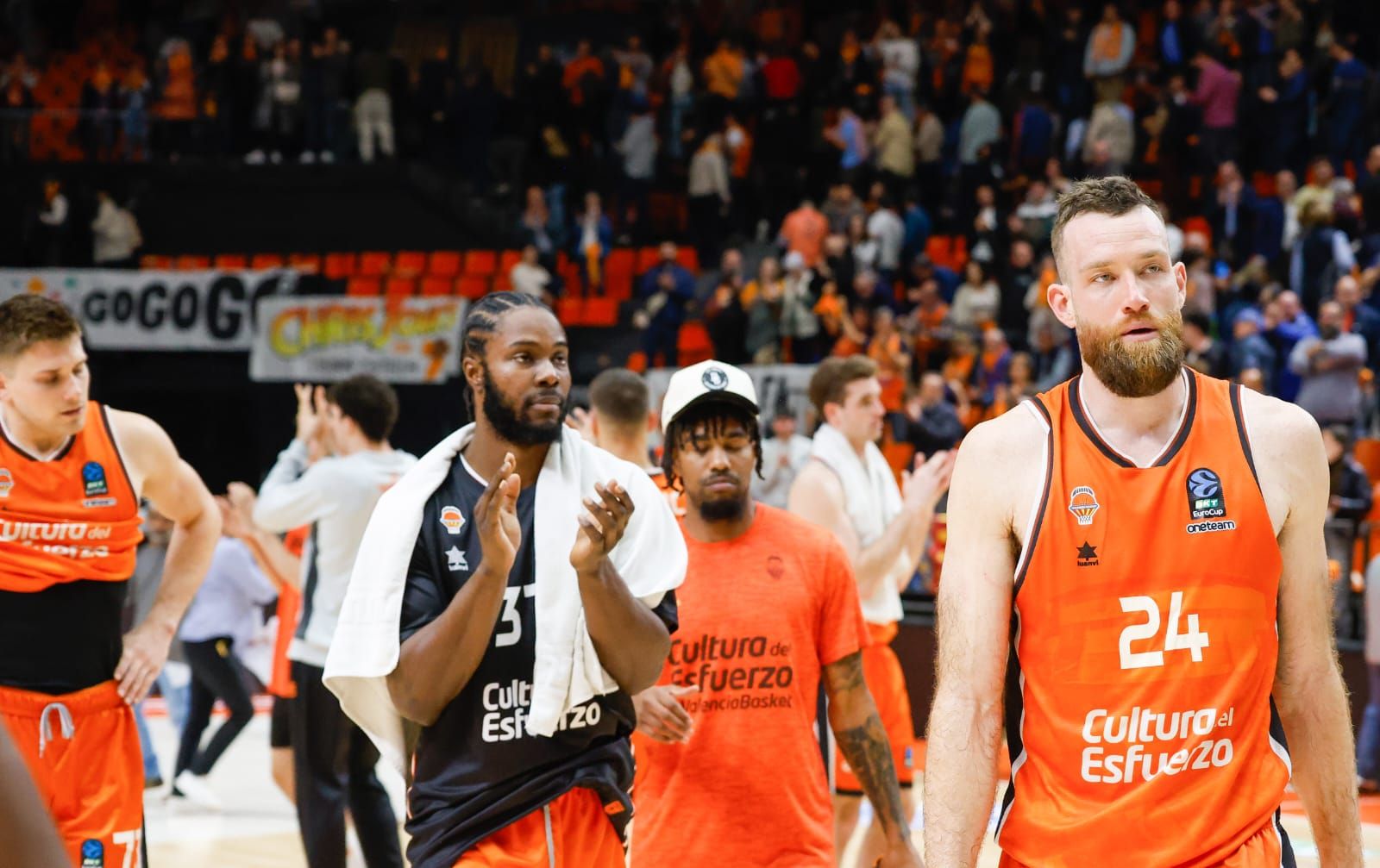 Incidentes en La Fonteta con los jugadores del Hapoel al final del partido