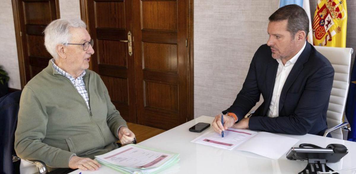 Bello Maneiro con el conselleiro, ayer en Santiago. | FDV