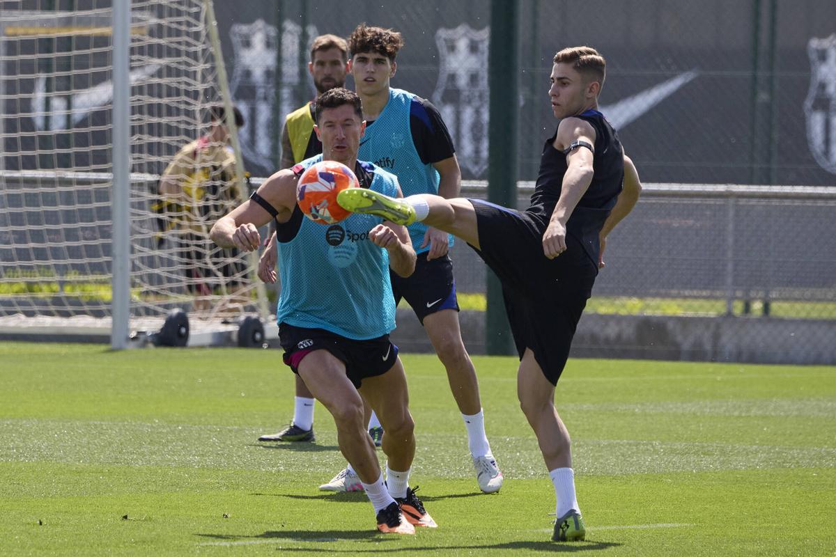 Fermín tries to control a ball before Lewandowski's harassment, this Saturday.
