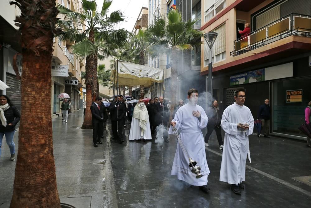 Pese a la fina lluvia que caía a primera hora de la mañana la procesión de Domingo de Resurección pudo celebrar el tradicional Encuentro en las cuatro esquinas