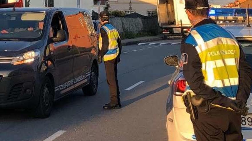 Un control efectuado por la Policía Local de O Grove, ayer. // Muñiz