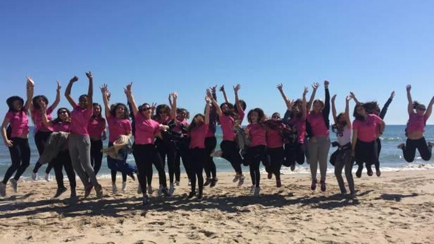 Las representantes festeras en la playa y, a la derecha, las jóvenes con miembros de Unió de Festers del Camp d&#039;Elx.