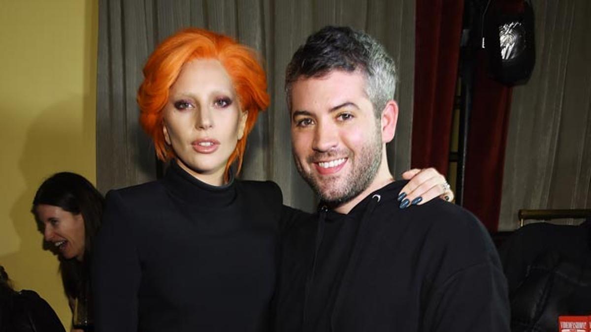 Lady Gaga posa junto a su estilista Brandon Maxwell, antes de su desfile en la Semana de la Moda de Nueva York