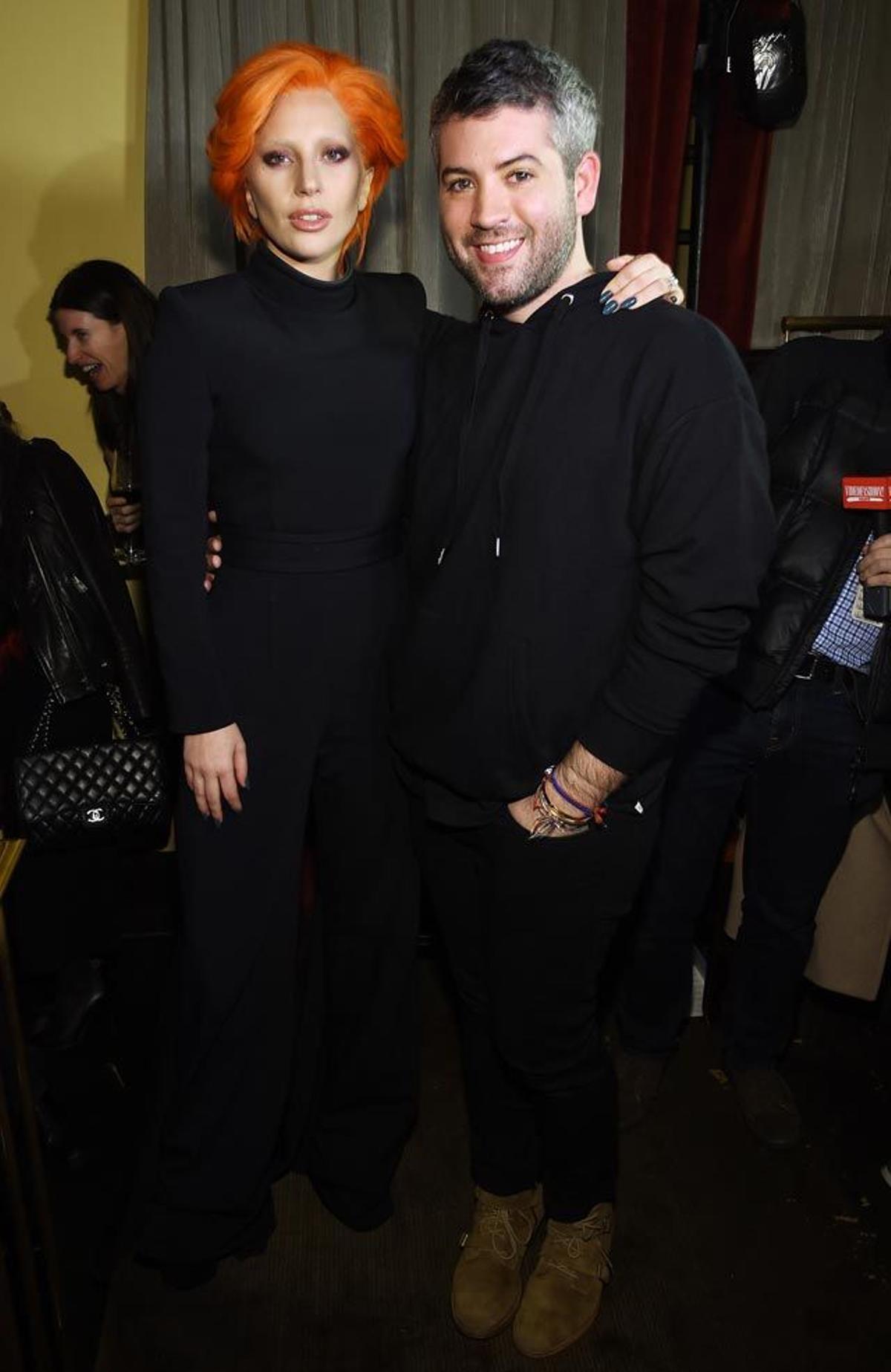 Lady Gaga posa junto a su estilista Brandon Maxwell, antes de su desfile en la Semana de la Moda de Nueva York
