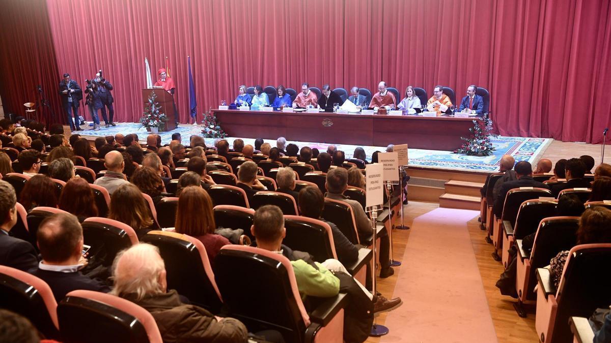 Acto en el paraninfo de la Universidad.