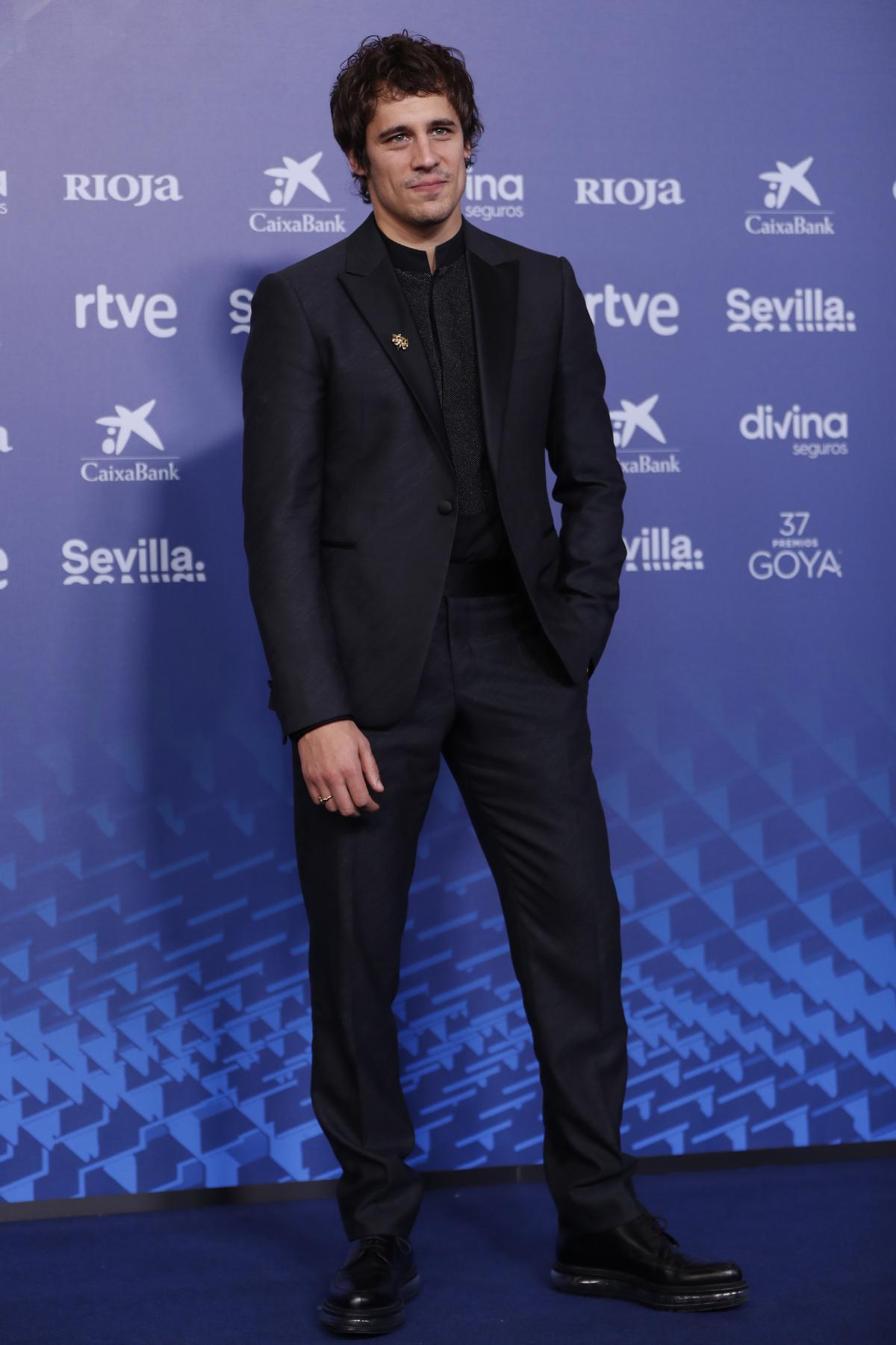 SEVILLA 11/02/2023.- El actor Martiño Rivas posa para los medios gráficos en la alfombra roja de la XXXVII Gala de los Premios de la Academia de Cine, los Goya, que se celebra este sábado en el Palacio de Congresos y Exposiciones FIBES de Sevilla. EFE/ Jorge Zapata