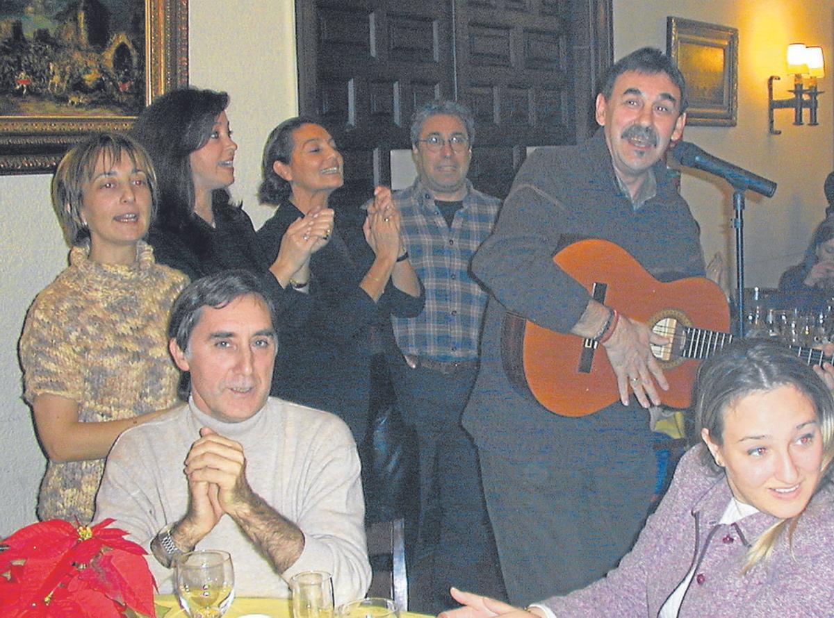 Joaquín Carbonell montando la juerga en una comida de Navidad celebrada por los trabajadores del diario en 2001. Tras la fiesta, todos a hacer el diario.