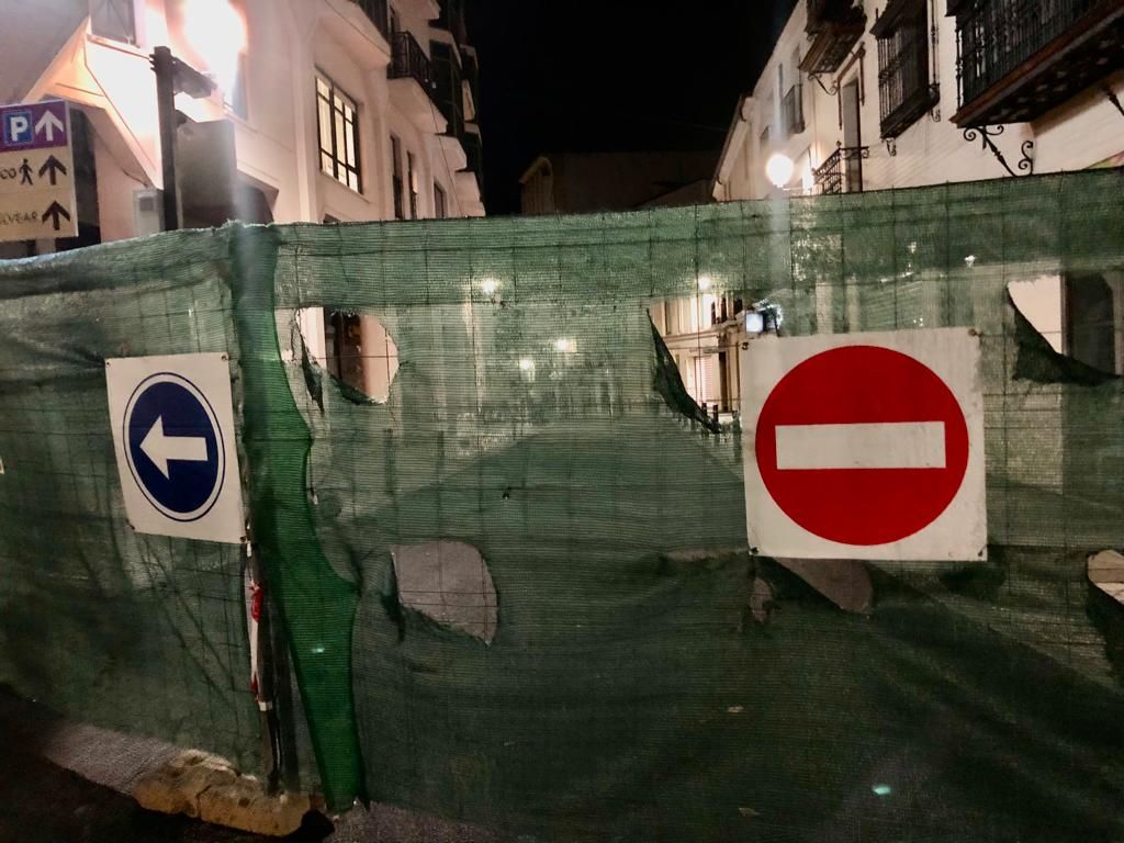 Fotogalería | Desprendida parte de la cornisa del edificio de La Chicuela en Cáceres