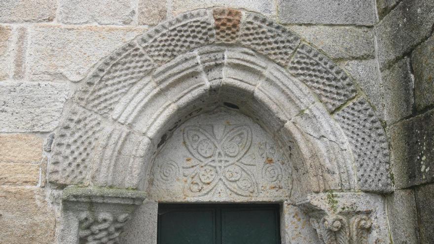 Tímpano de la iglesia de Bembrive con cruz pagana.