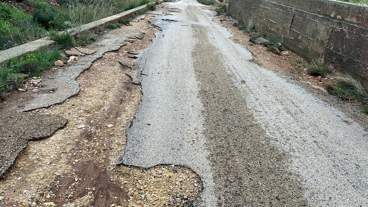 Imagen de un camino dañado por la DANA