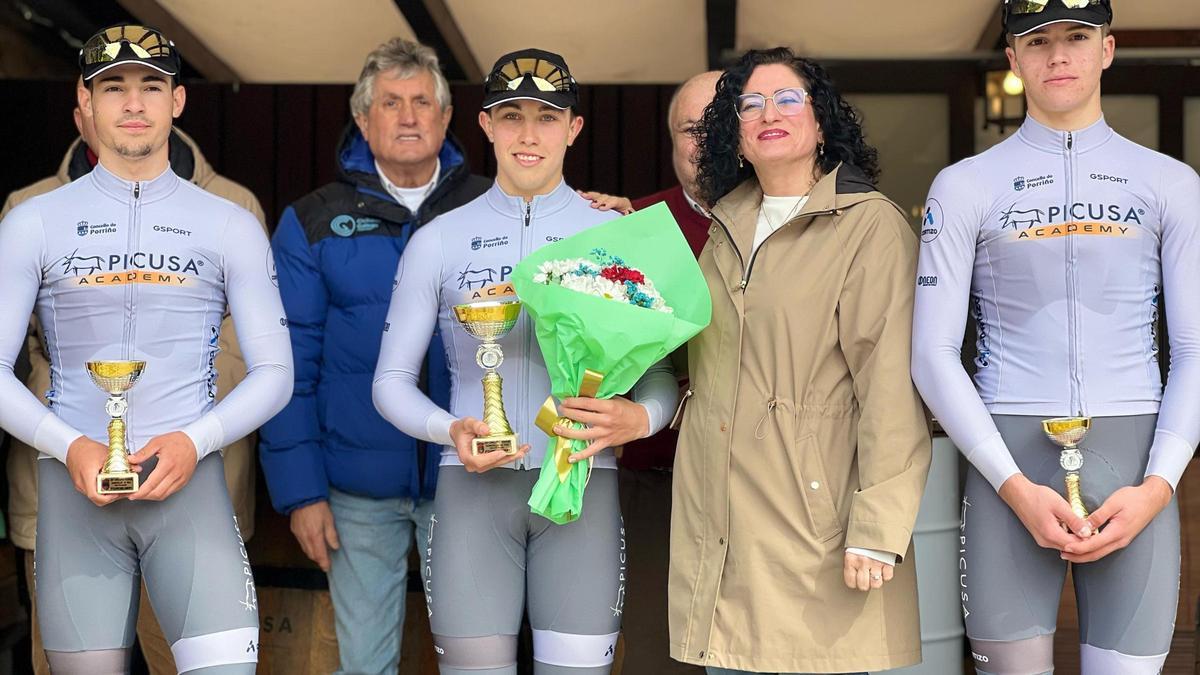 Los tres ciclistas del Picusa que coparon el podio en Teo.