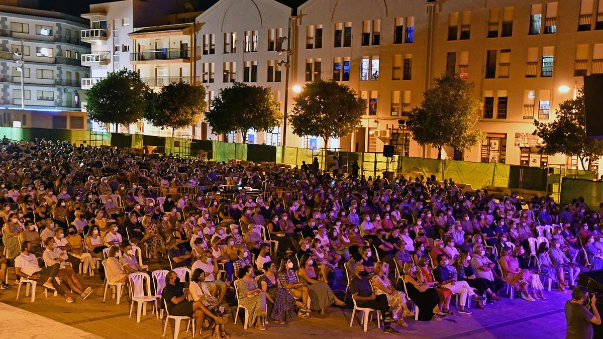 El público, en la plaza de la Constitució de Xàbia