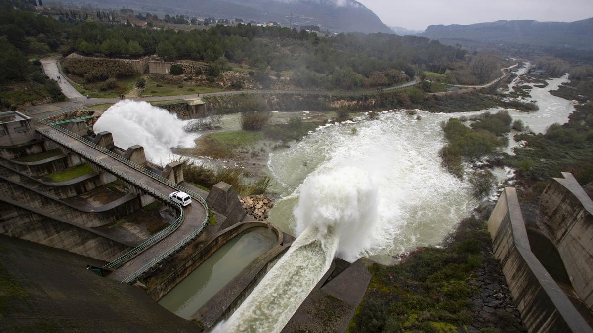 Bellús. desagüe de la presa de Bellús tras el temporal de lluvias.