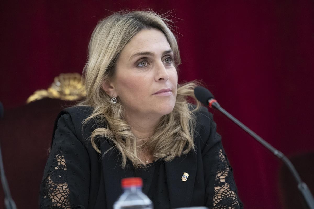 Fotogalería: La intervención de Marta Barrachina y el abandono del pleno de los diputados del PSPV de Castellón