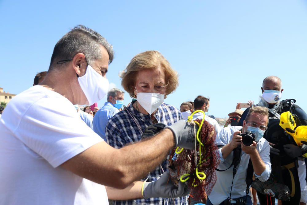 La Reina Sofía participa en una recogida de residuos en una playa de Rincón