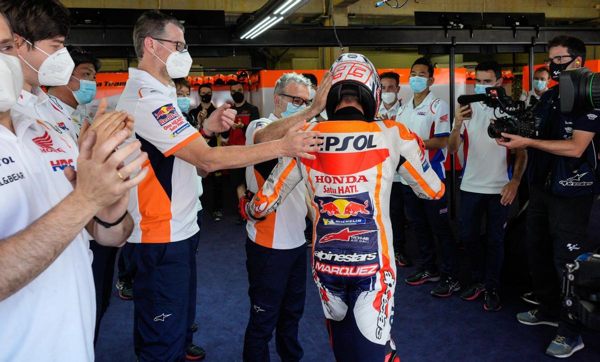 El equipo Repsol Honda felicita y recibe con una ovación tremenda a Marc Márquez, tras acabar séptimo el GP.