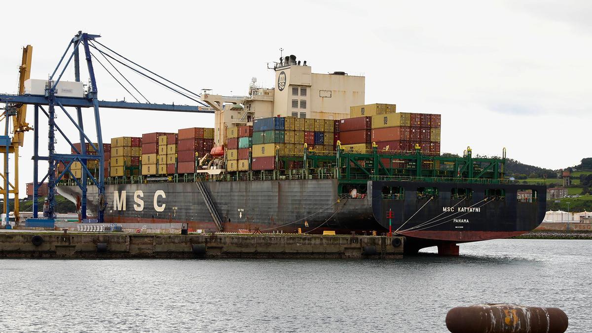 El "MSC Katyayni", en la terminal de contenedores de El Musel el año pasado, con la nueva grúa.