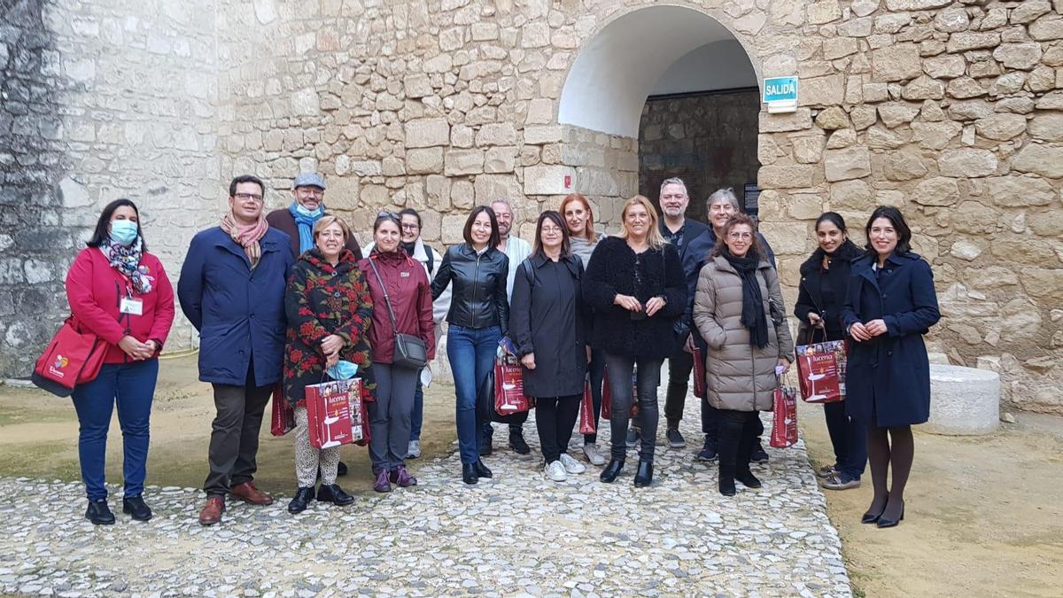 La concejala Teresa Alonso, con algunos de los participantes en el &#039;fam trip&#039; en Lucena.