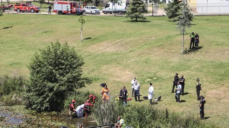 Los bomberos rescatan el cadáver de un hombre en el Guadiana