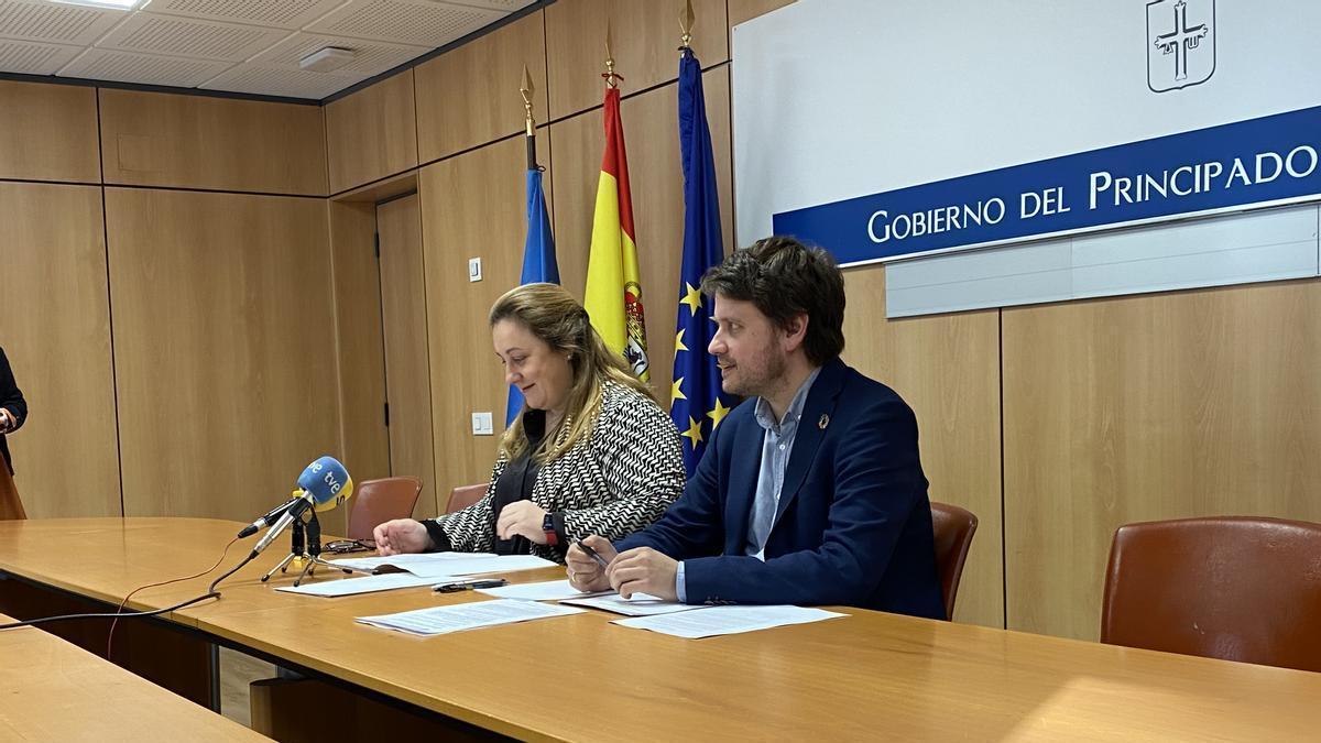 Lydia Espina, consejera de Educación, presentando el plan &quot;Vuela&quot; junto a David Artime, director General de Ordenación, Evaluación y Equidad Educativa.