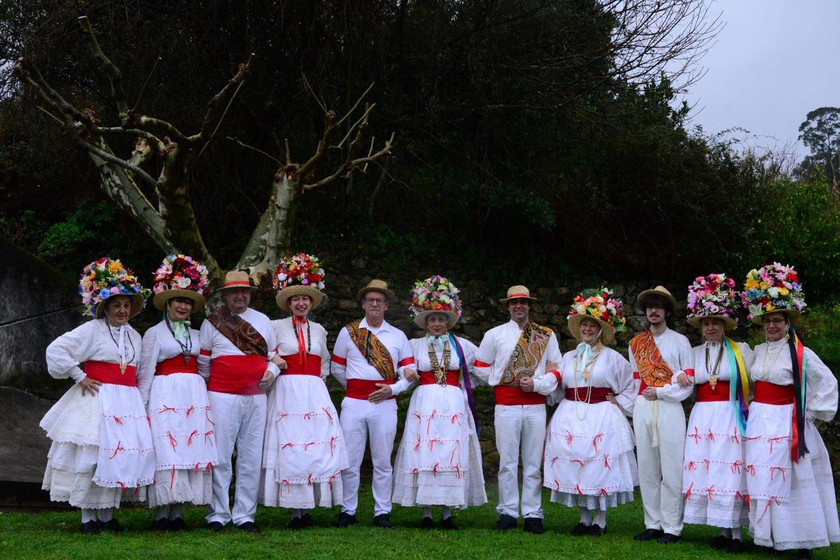El grupo de danzantes de Domaio.