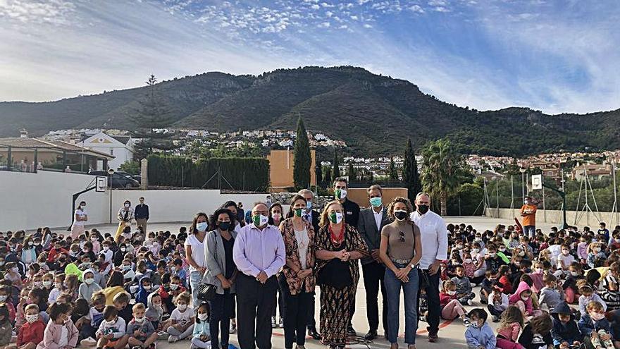 Berni y los representantes institucionales en el colegio.