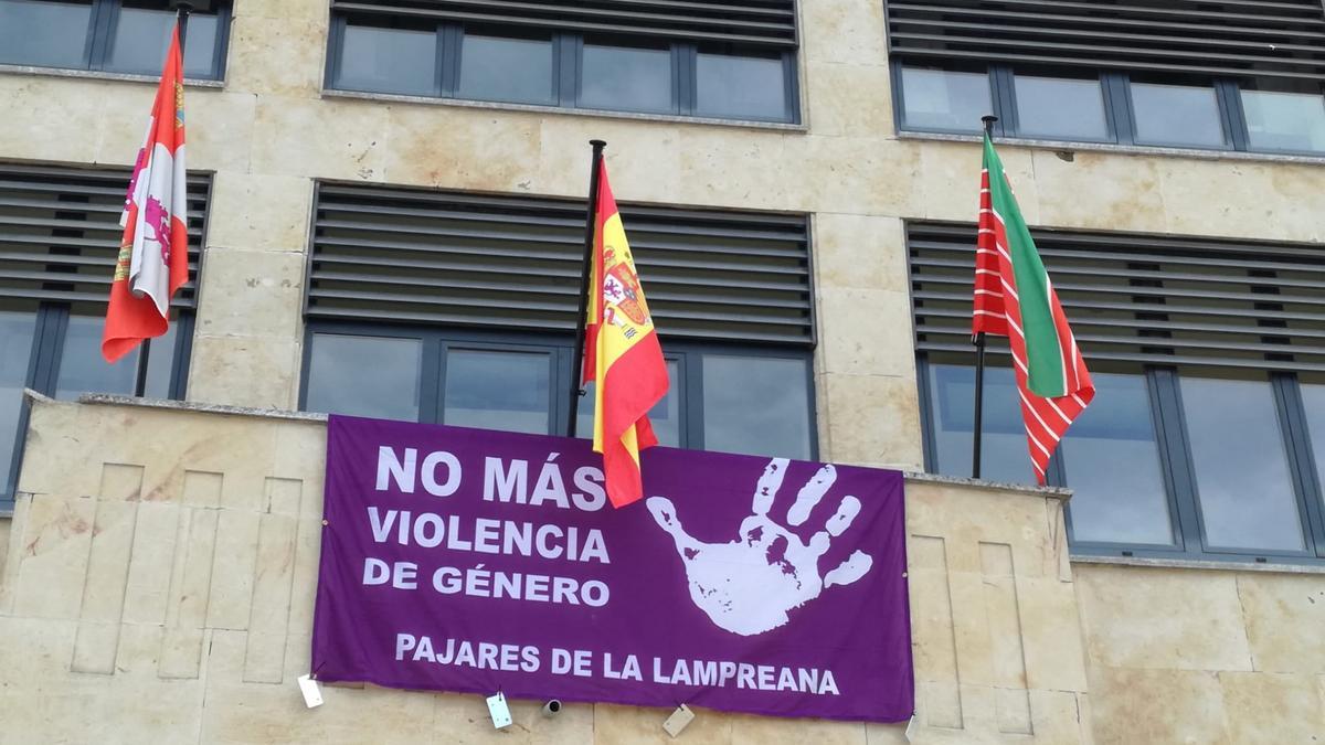 Pancarta contra la violencia de género en el Ayuntamiento de Pajares de la Lampreana.