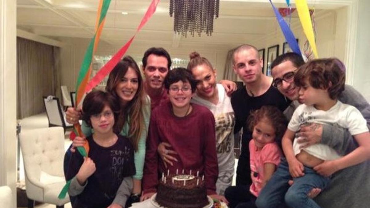 Imagen entrañable de la fiesta de cumpleaños de Christian, con Marc Anthony y su ex, Shannon de Lima, y Jennifer López con su novio, Casper, además de los niños Max y Emme.