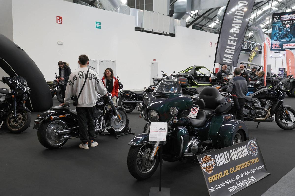 Un paseo entre coches y motos en Vigo Un paseo entre coches y motos en Vigo