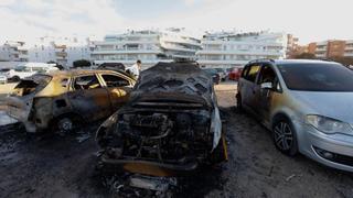 Detienen al presunto autor del incendio de seis coches en un aparcamiento de Ibiza