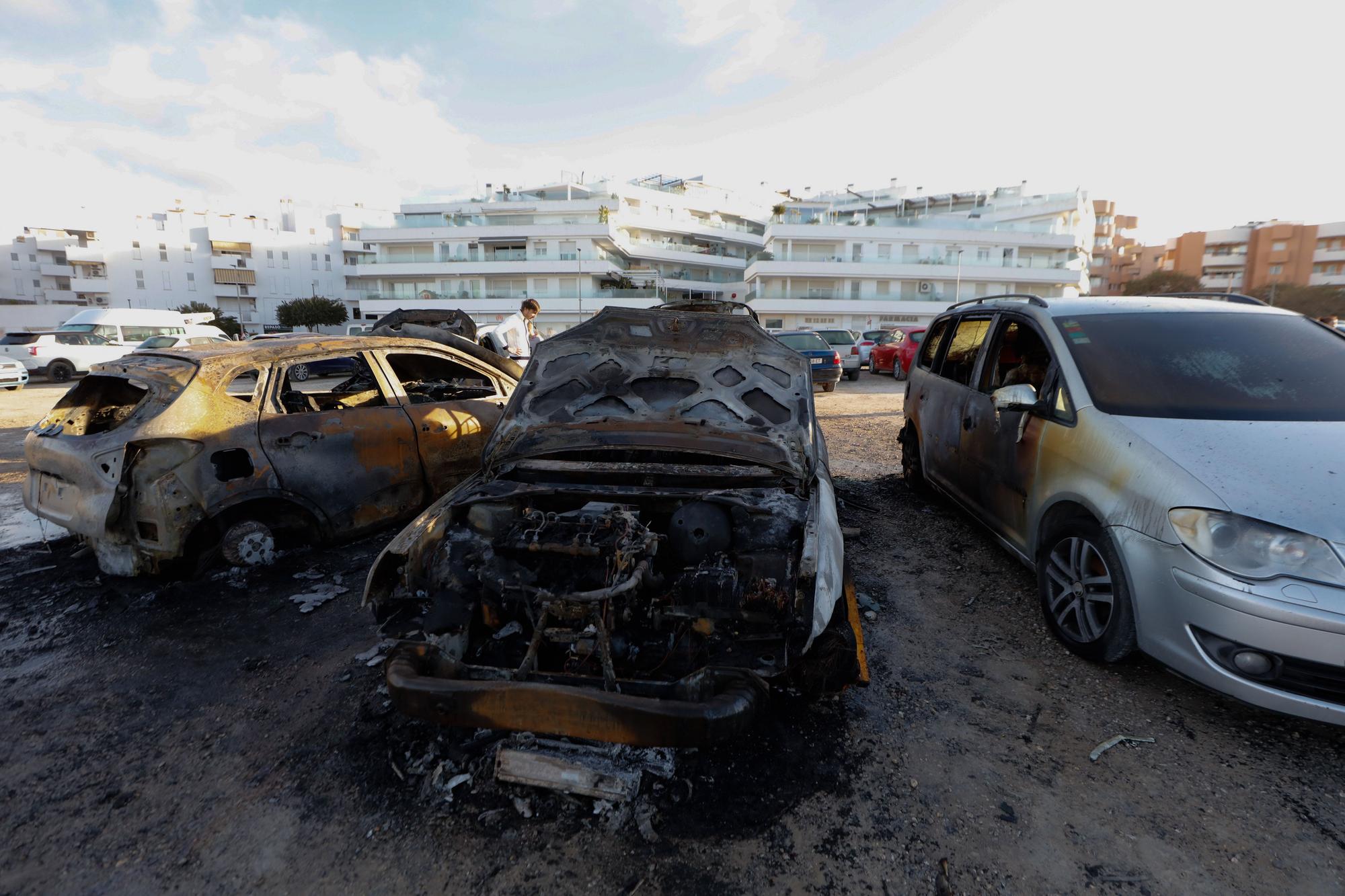 Arden cuatro coches en un aparcamiento de Ibiza